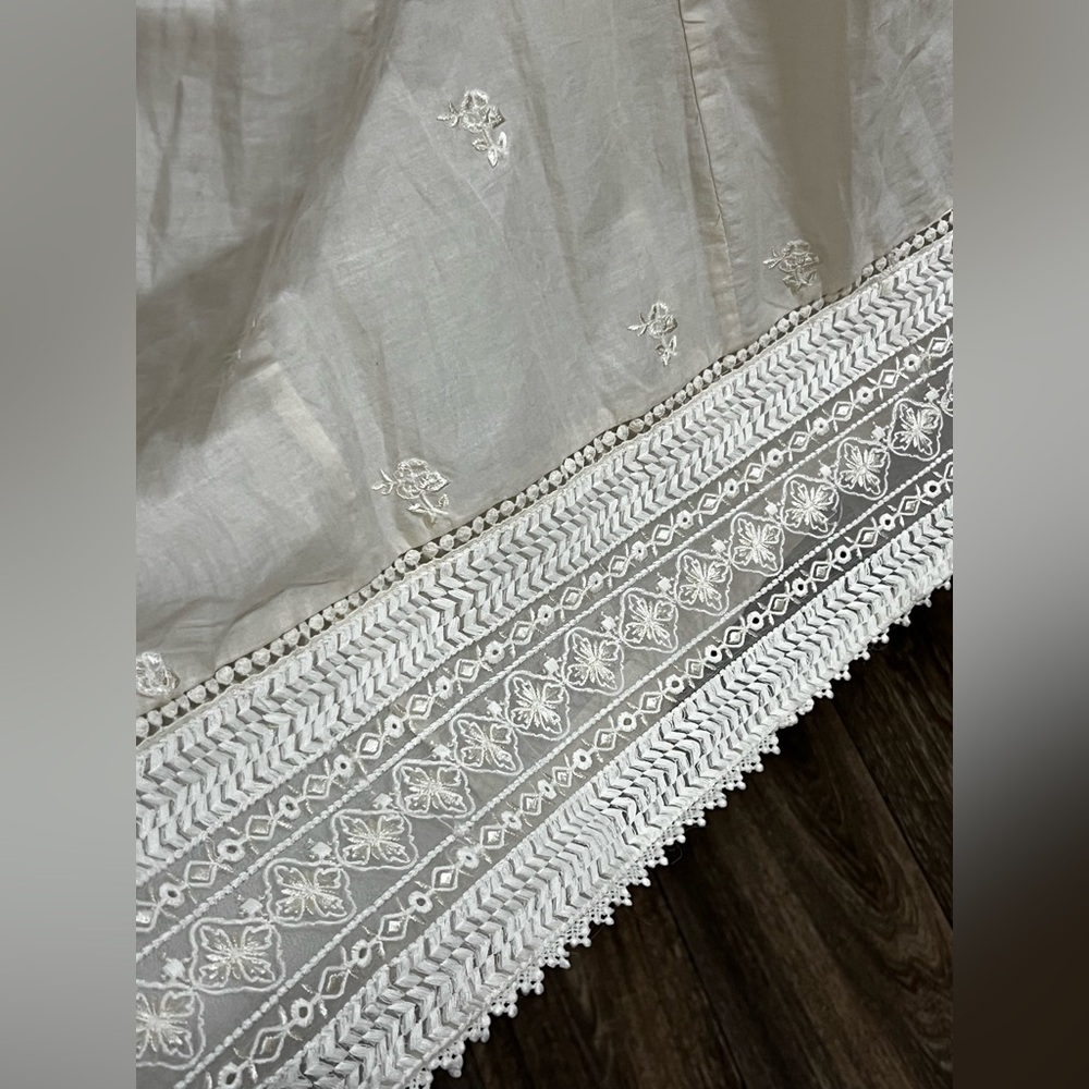 Elegant White Ethnc brand Pakistani Indian dress - Picture 6 of 9
